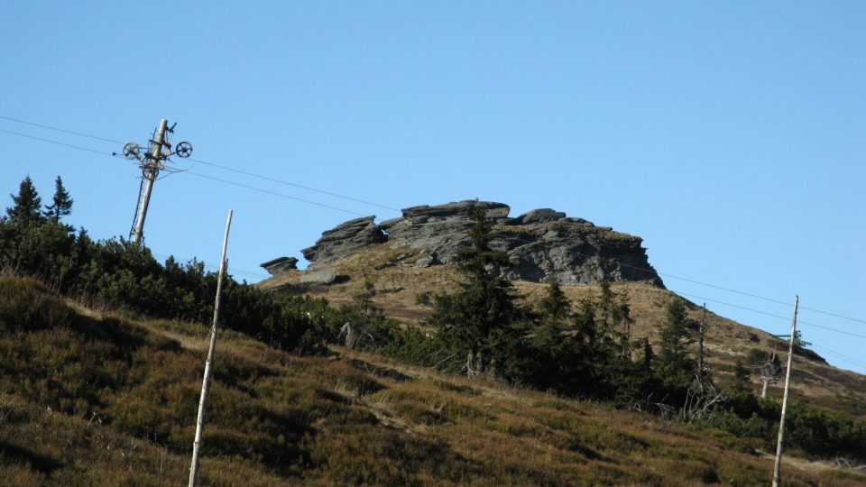 Chata stojí přímo pod Petrovými kameny. I proto se jí říkavalo Petersteinhütte.jpg