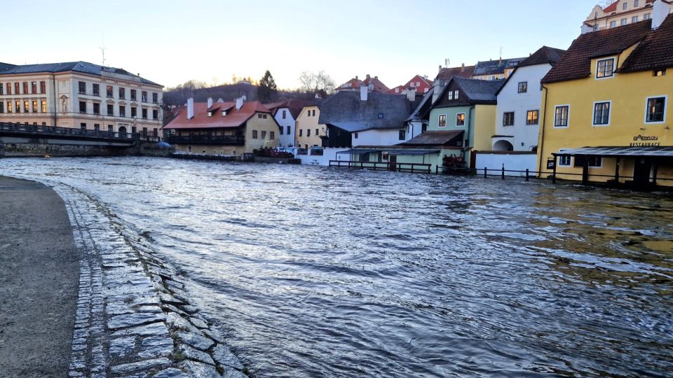 Vltava v Českém Krumlově vystoupala na třetí povodňový stupeň