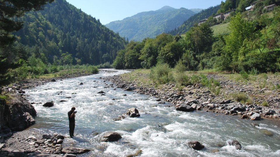 Snímky z výzkumu jepic v pohoří Kavkaz. Na snímku okolí městečka Šuachevi v Gruzii