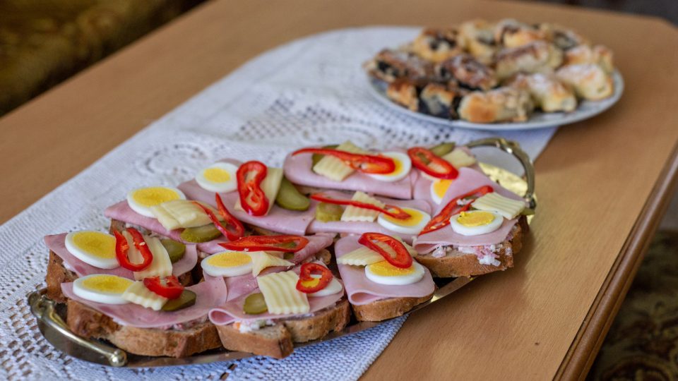 Libuše Vaňková nás pohostila obloženými chlebíčky | foto: Martin Čuřík Libuše Vaňková nás pohostila obloženými chlebíčky
