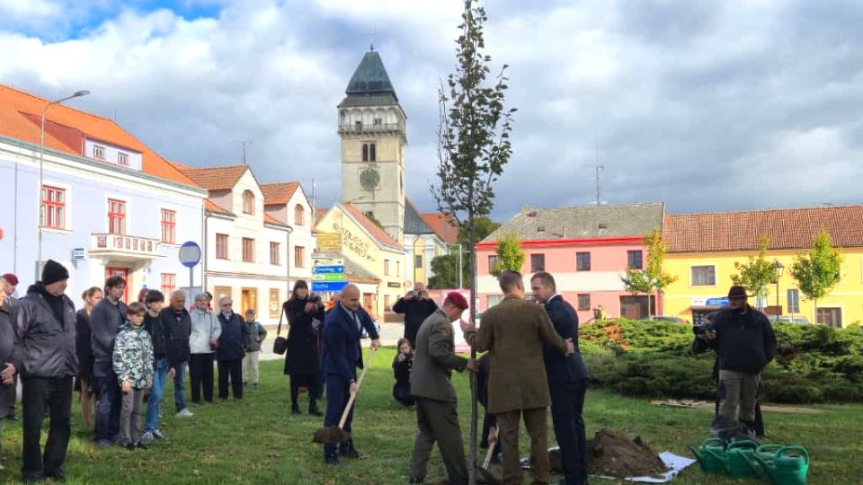 Zasazení pamětní lípy v Dačicích, která připomíná generálmajora in memoriam Františka Skokana