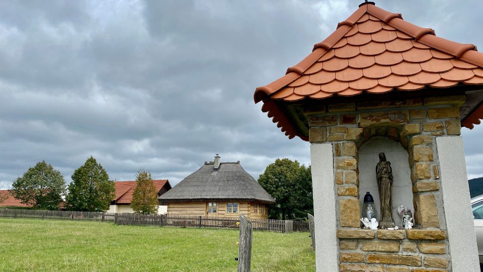 Sýr od kapličky vlastní Šustekovi. Jejich stádo čítá na 80 ovcí