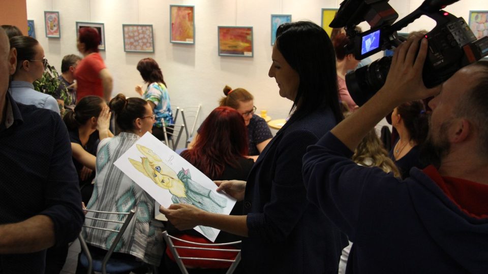 Zahájení výstavy Rozsviť se modře, která představuje malby lidí s autismem a činnost Auticentra, v Českém rozhlase České Budějovice