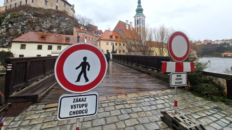 Uzavřený Lazebnický most v centru Českého Krumlova