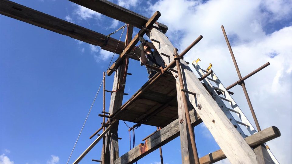 Odborníci na výškové práce sundávají repliku středověkého jeřábu z věže Jakobínka v Rožmberku nad Vltavou
