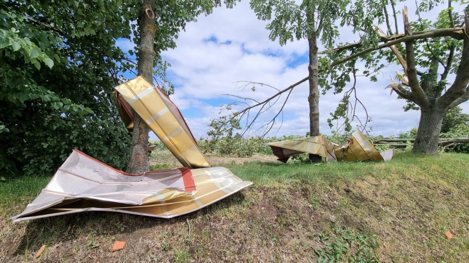 Následky bouřky v Dřítni na Českobudějovicku. Vítr odnesl plechy z neopravené části zámku