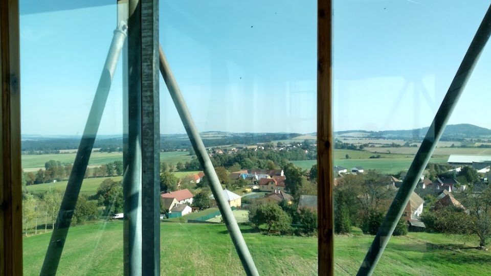 Výhled na hrad Choustník, který se tyčí východně od Krátošic