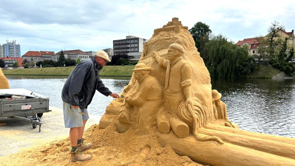 Obří sochy z písku na náplavce v Písku. Letošním tématem je voroplavba
