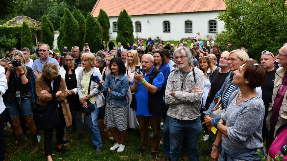 Vernisáž výstavy obrazů a menších soch Jaroslava Róny v rakouské vesnici Fratres byla součástí Slavonice Festu