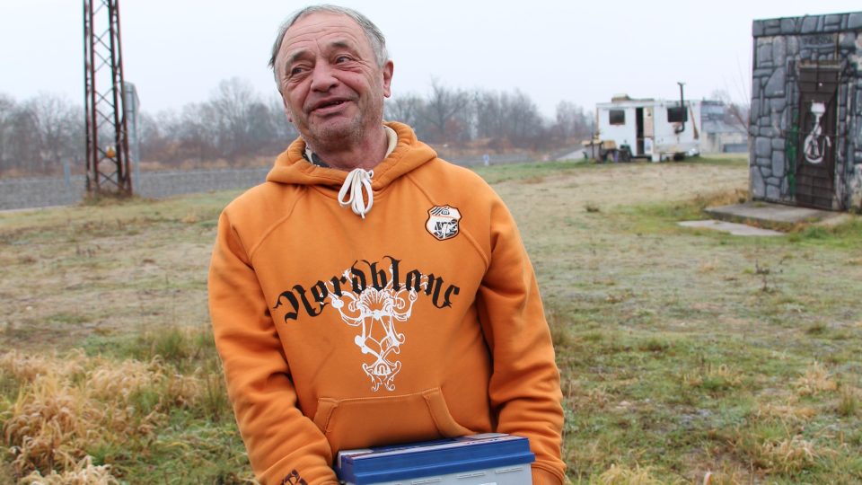 Zdeněk Bálek, který žije sám v karavanu u řeky Vltavy u Českých Budějovicích si přál novou autobaterii na pohánění své domácnosti. Přání mu splnili zaměstnanci rozhlasu