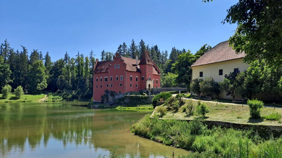 Tuto scenérii důvěrně znají všichni, kteří viděli některou z filmových pohádek, které se na Červené Lhotě natáčely | foto: Filip Černý, Český rozhlas Tuto scenérii důvěrně znají všichni, kteří viděli některou z filmových pohádek, které se na Červené Lhotě natáčely