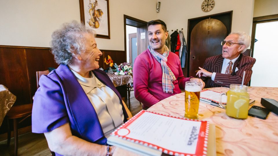 Manželé Prokešovi s Patrikem Rozehnalem při povídání | foto: Jana Volková Manželé Prokešovi s Patrikem Rozehnalem při povídání