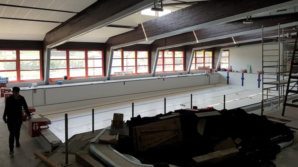 Dělníci dokončují velkou přestavbu plaveckého stadionu v Prachaticích. Kompletně vyměnili technologie a upravili interiér, vznikla tu i přístavba
