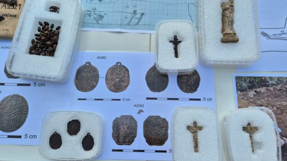 Uložení lidských ostatků, které byly nalezeny u kostela v Kardašově Řečici, do společného hrobu na městském hřbitově