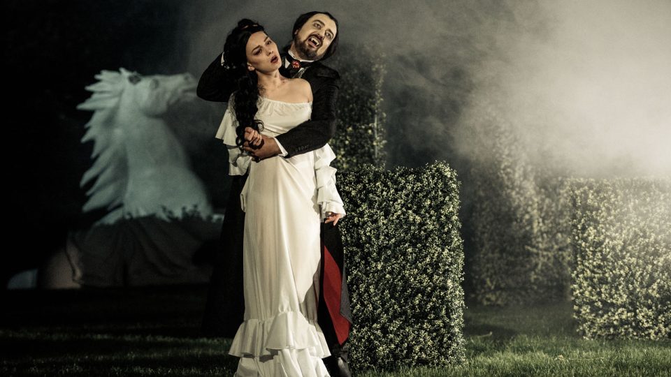 Jihočeské divadlo připravilo pro venkovní scénu před otáčivým hledištěm v Českém Krumlově horor Dracula