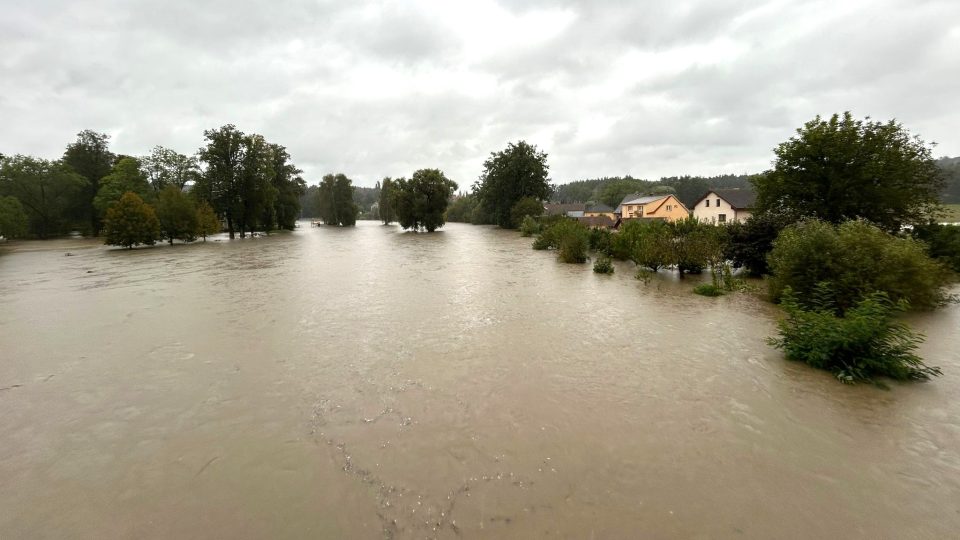 Řeka Malše zaplavila střed obce Plav na Českobudějovicku