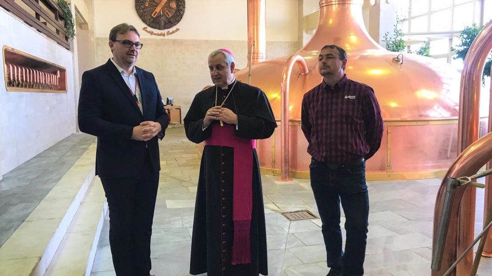 Budějovický biskup Vlastimil Kročil požehnal ve varně pivovaru Budvar speciální várce světlého ležáku