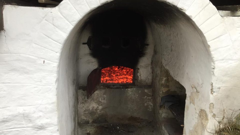 Pečení chleba a dalšího pečiva v historické peci v Lenoře na Prachaticku