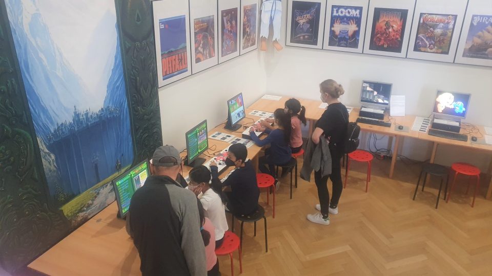 Výstava Retrogaming v Jihočeském muzeu připomíná vývoj počítačů a staré hry