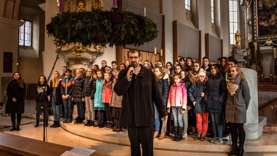 Slavnostní předání Betlémského světla v katedrále v Českých Budějovicích. Na snímku Filip Černý