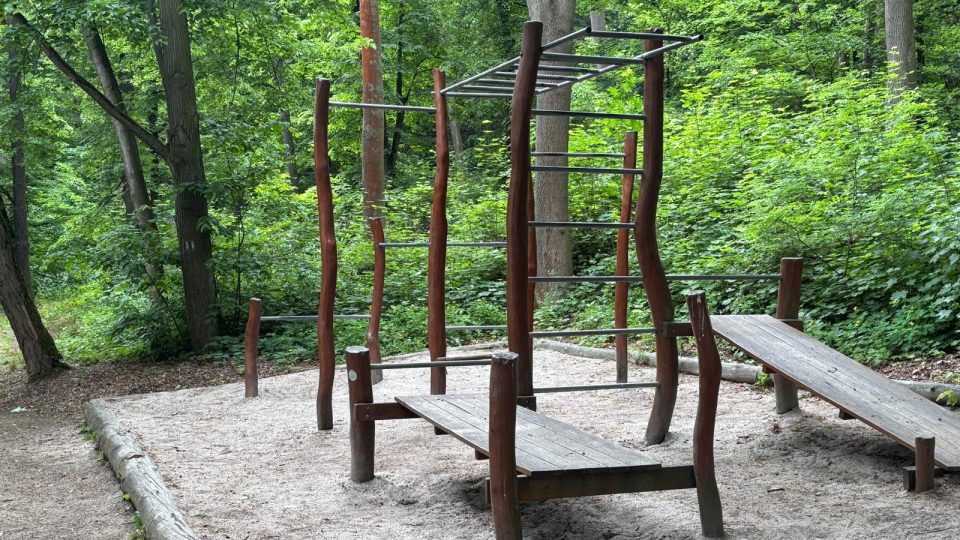 Lesopark Martinská stěna nabízí zábavu pro malé i velké | foto: Pavel Halla, Český rozhlas Lesopark Martinská stěna nabízí zábavu pro malé i velké