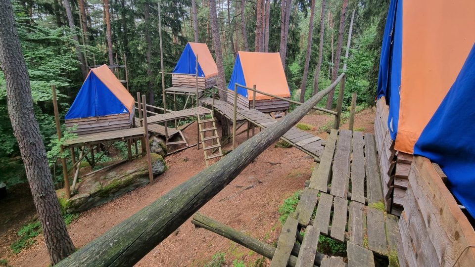 Unikátní tábořiště staví skauti ve skalnatém terénu u Stálkova na Jindřichohradecku
