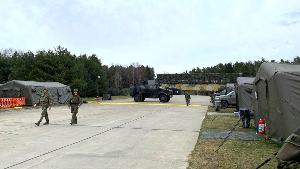 Cvičení armád zemí NATO na letišti v Bechyni