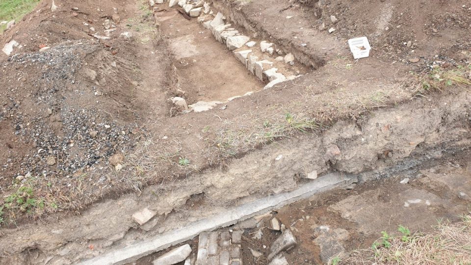 Základy romského koncentračního tábora odkryli archeologové v areálu bývalého vepřína v Letech u Písku