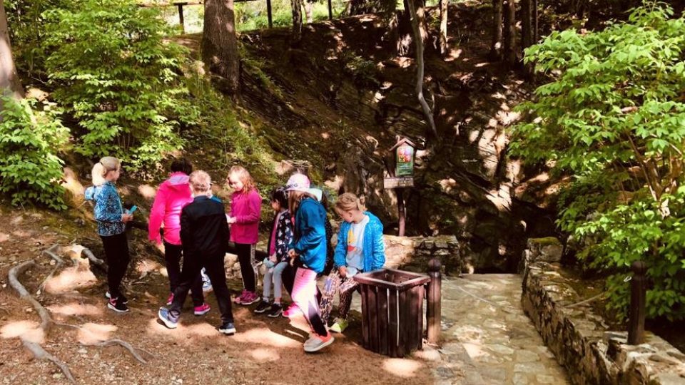 Chýnovská jeskyně se znovu otevřela návštěvníkům. Jako první sem dorazily děti z nedaleké školy