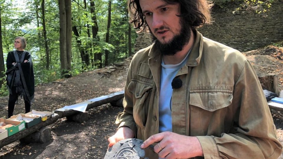 Archeolog Martin Pták ukazuje jeden z nálezů na zřícenině Karlův hrádek