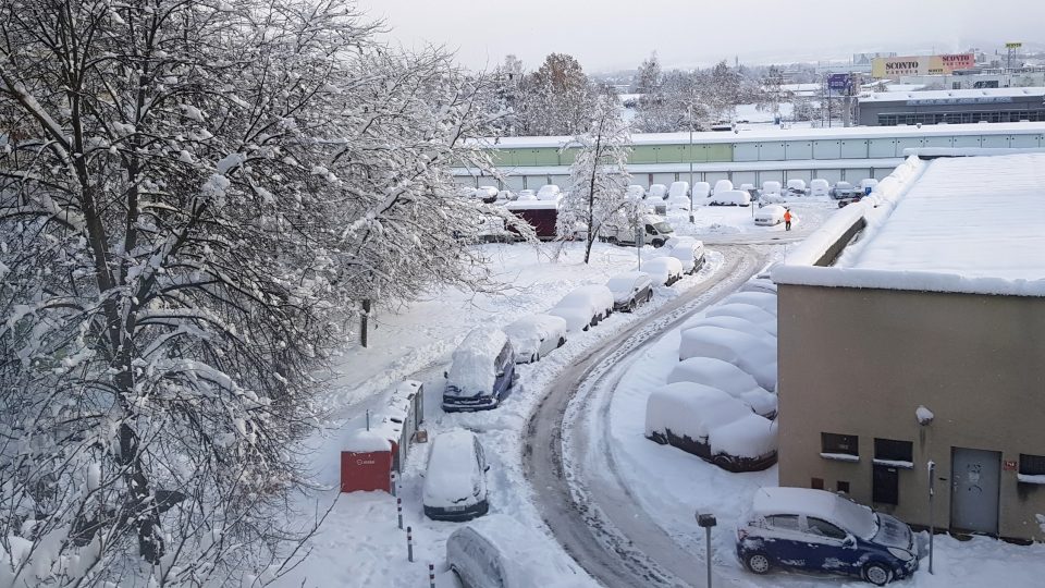 Sníh na sídlišti Vltava v Českých Budějovicích