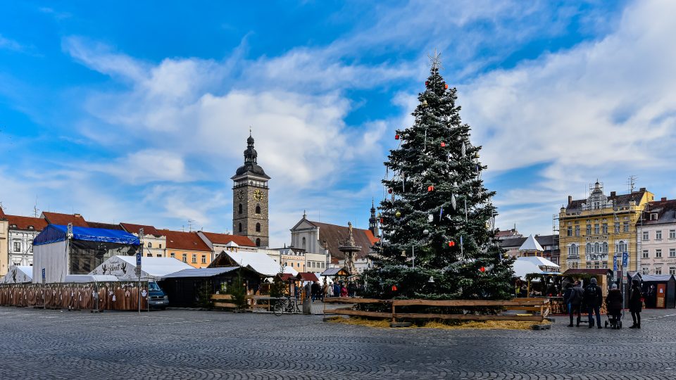 Vánoční strom a adventní městečko v Českých Budějovicích