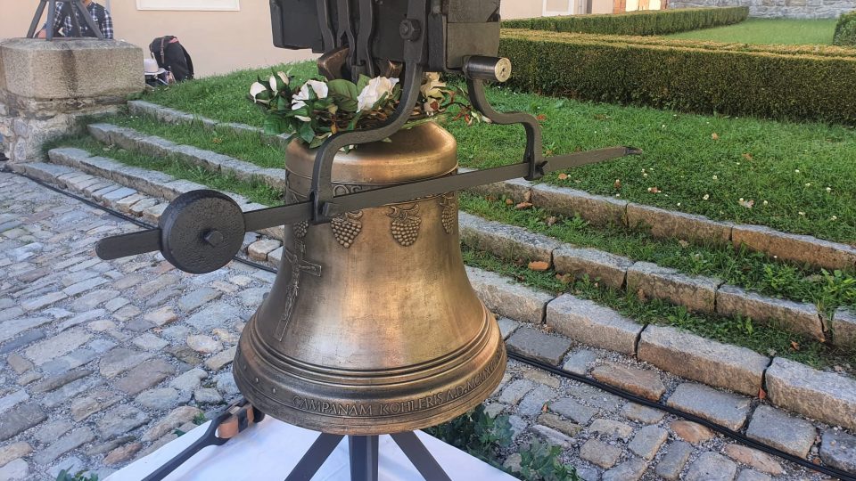 Kopii zvonu, který byl v roce 1917 roztaven na válečné účely, zavěsili horolezci do zámecké věže v Českém Krumlově