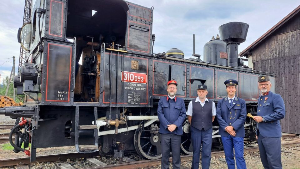 Členové Stifterova pošumavského železničního spolku a parní lokomotiva Kafemlejnek