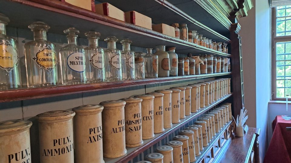 Soubor barokní lékárny se skládá z více než tisíce kusů různých lékárenských nádob, laboratorního skla a léčiv rostlinného původu