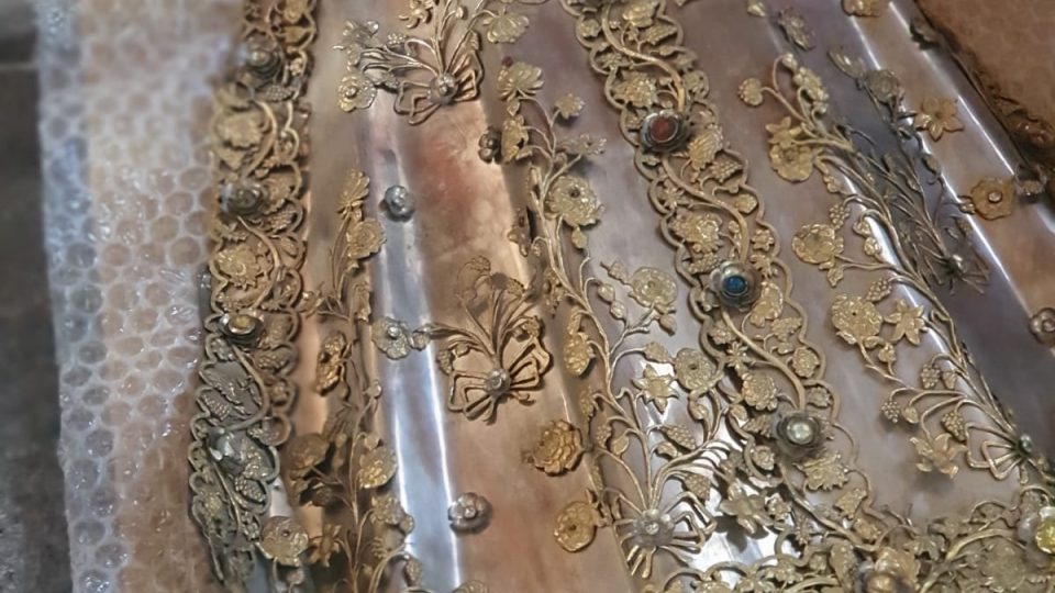 Památkáři odstrojili vimperskou madonu z pozlacených šatů, aby mohli naskenovat její původní siluetu