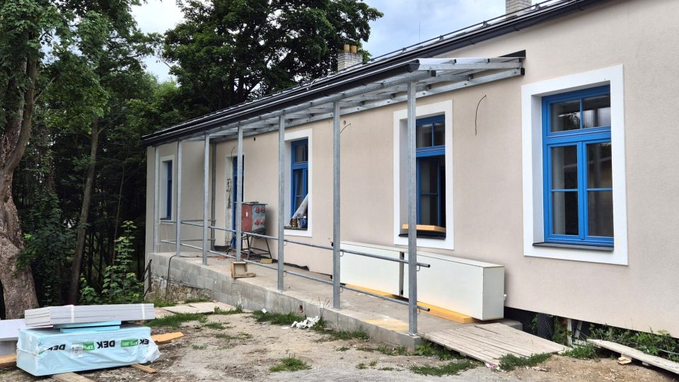 Areál bývalé továrny na perleťové knoflíky v Jindřichově Hradci přebírá organizace Otevřená okna