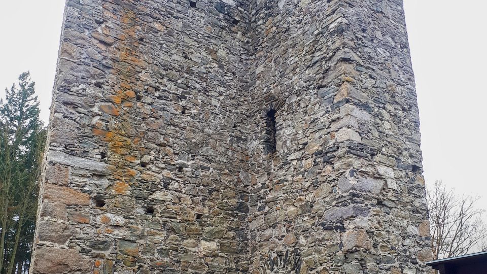 Vchod, kterým se dnes vchází do věže, byl prokopán před 150 lety