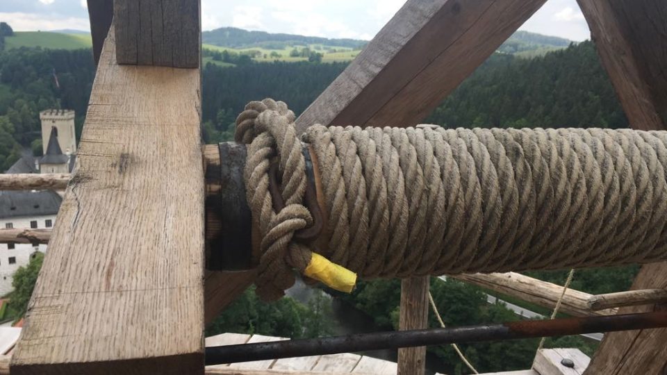 Velké dřevěné kolo jeřábu namotává lano a celá konstrukce vyzvedne do čtyřicetimetrové výšky i pětisetkilové břemeno