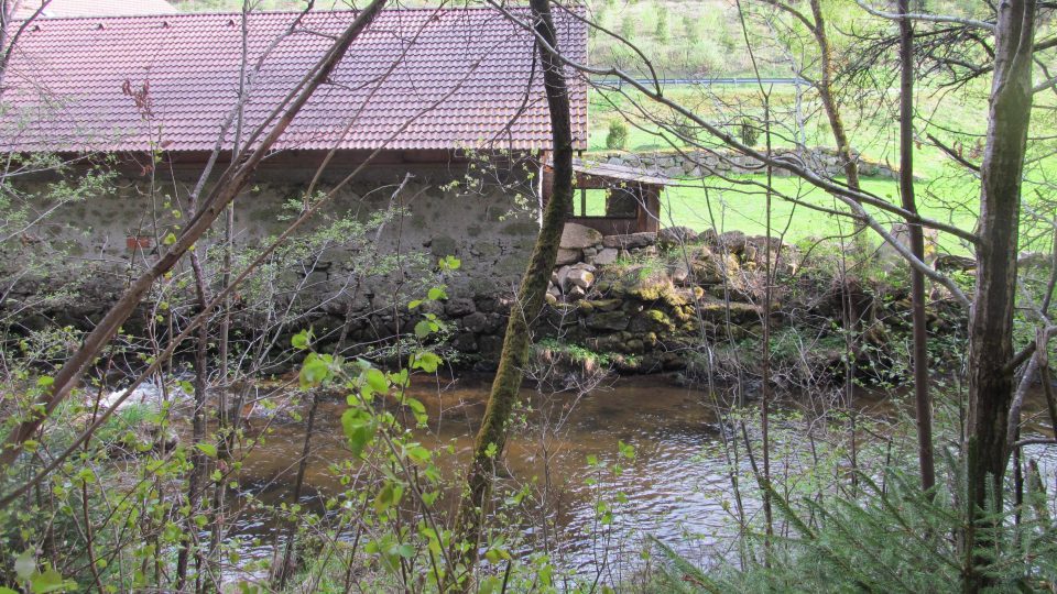 Hraniční linii u Cetvin tvoří řeka Malše, na jedné straně Česká republika, na druhé Rakousko