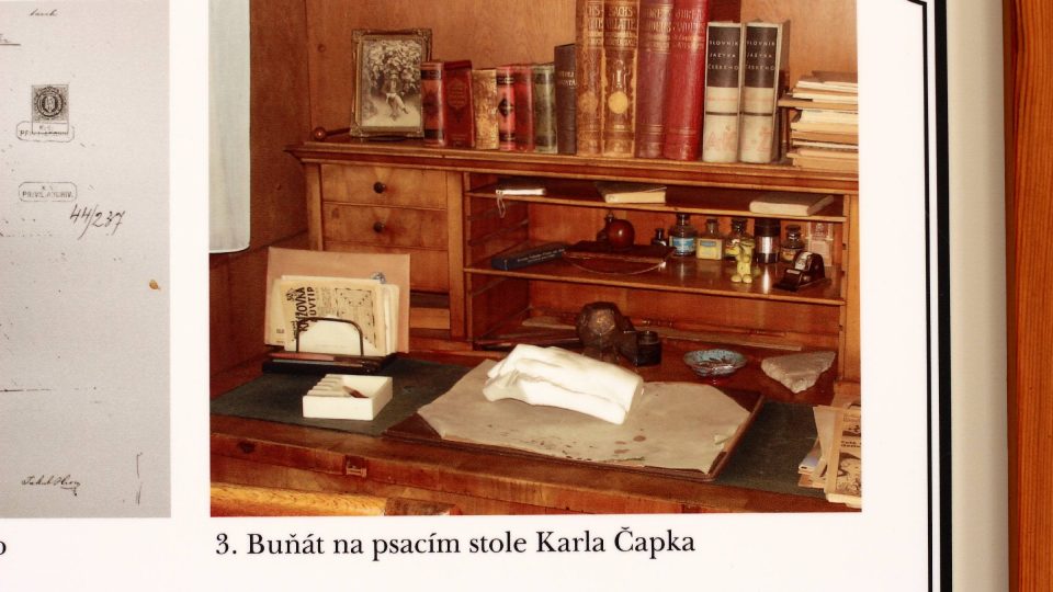 Pracovní stůl Karla Čapka s buňátem