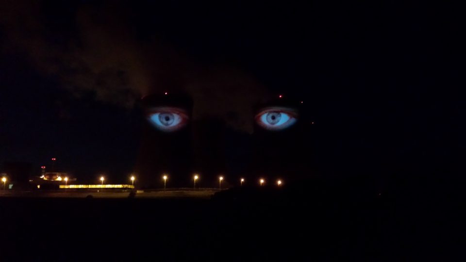 Součástí Umění ve městě byl na jeden večer i Noční hlídač Milana Caise, videoprojekce na chladících věžích jaderné elektrárny Temelín