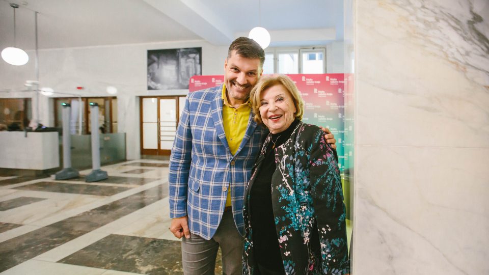 Moderátor Patrik Rozehnal a oslavenkyně Libuše Švormová | foto: Jana Volková Moderátor Patrik Rozehnal a oslavenkyně Libuše Švormová