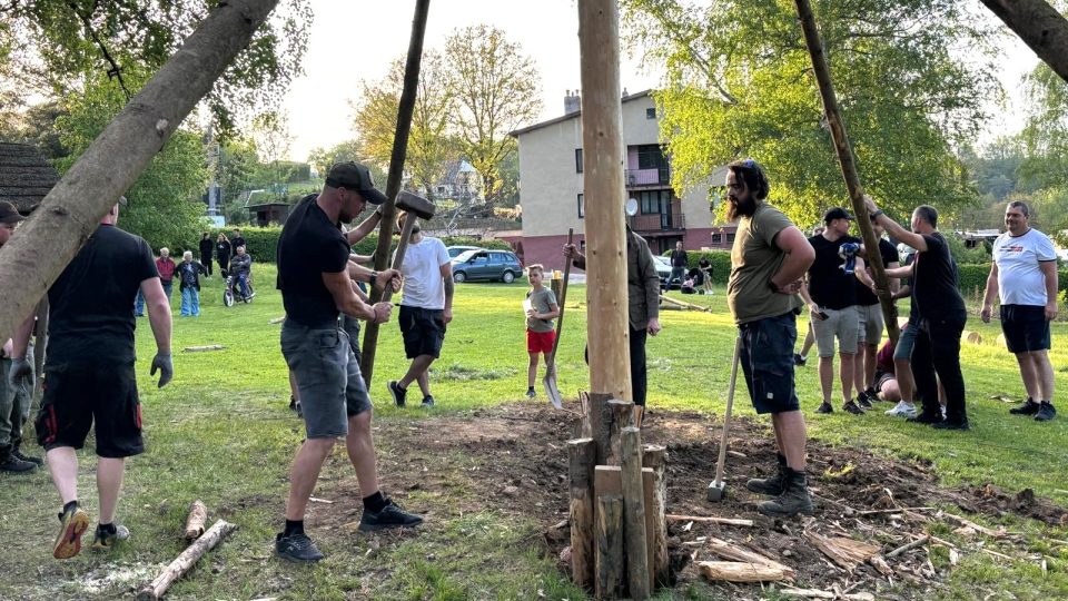 Stavění májky tradičním způsobem v Doudlebech na Českobudějovicku