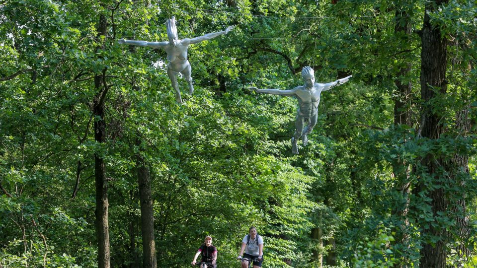 Pocit svobody. Autorem dvou letících postav nad cyklostezkou u Hluboké nad Vltavou je Michal Trpák