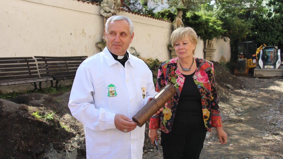 Zástupci českobudějovického biskupství vyjmuli schránku se starými dokumenty z makovice klášterní věže na Piaristickém náměstí. Dostali se k ní po více než 80 letech při opravách kláštera