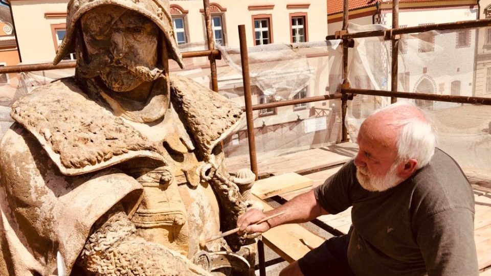 Restaurátor Ivan Tlášek při práci na obnově sochy Jana Žižky na náměstí v Táboře