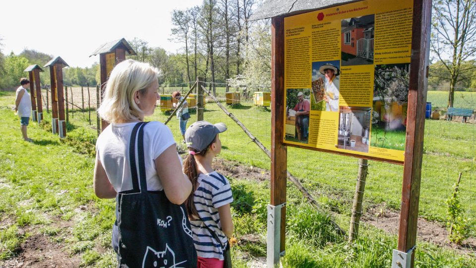 Včelí naučná stezka láká k zastavení lidi z okolí | foto: Evžen Báchor, Český rozhlas Včelí naučná stezka láká k zastavení lidi z okolí