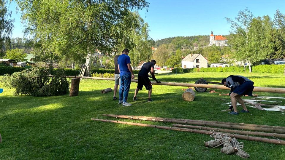 Stavění májky tradičním způsobem v Doudlebech na Českobudějovicku