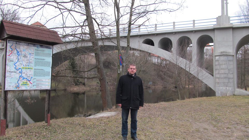 Jan Šimánek, kronikář Doudleb, který o historii mostu ví všechno.JPG